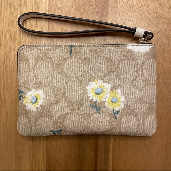 Coach Set Camera Bag & Wristlet!! NWT signature pattern with daisy accents! - Picture 13 of 15